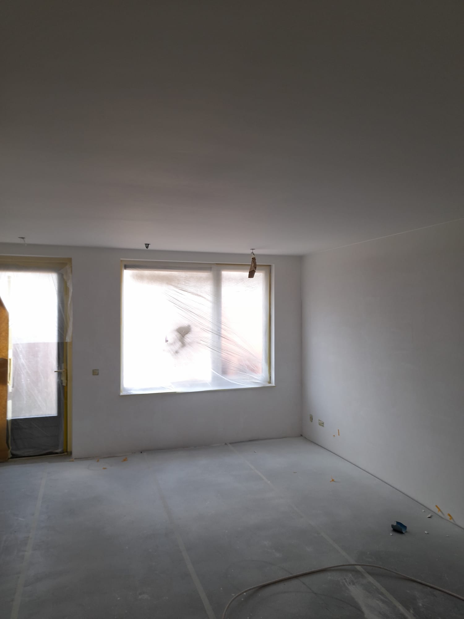 Sauswerk en spuitwerk woning in Lisse 5 Woning in Lisse na sauswerk en spuitwerk: strakke witte muren en gespoten plafond.