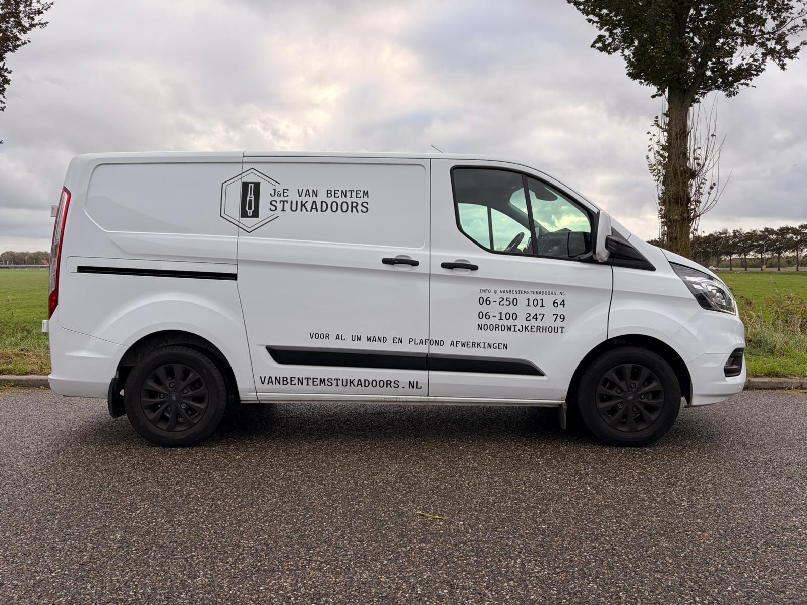 Zijkant werkbus met info over J en E stukadoors uit Noordwijkerhout