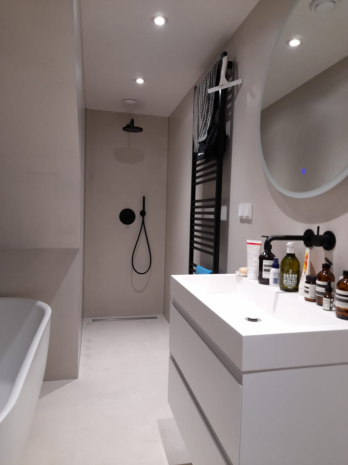 Betonlook badkamer met Beton Ciré 1 betonlook badkamer