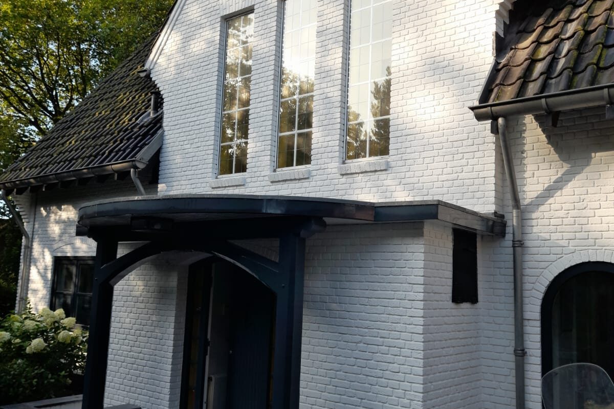 Stukadoor Aerdenhout voor woning en renovatie 3 Buitengevel in Aerdenhout tijdens reiniging en herstel