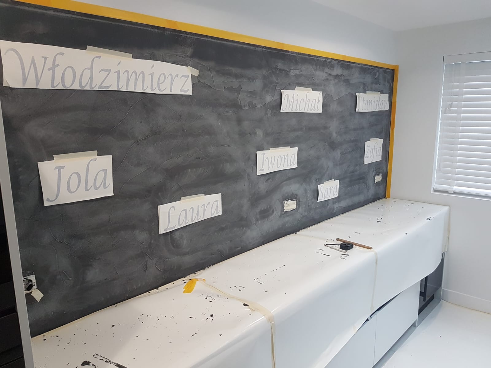 Beton Ciré met kindernamen 1 betonlook op de wand met kindernamen