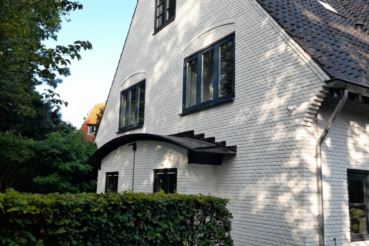 Stukadoor Aerdenhout voor woning en renovatie 2 Wit afgewerkte buitengevel bij een uitgevoerde opdracht in Aerdenhout