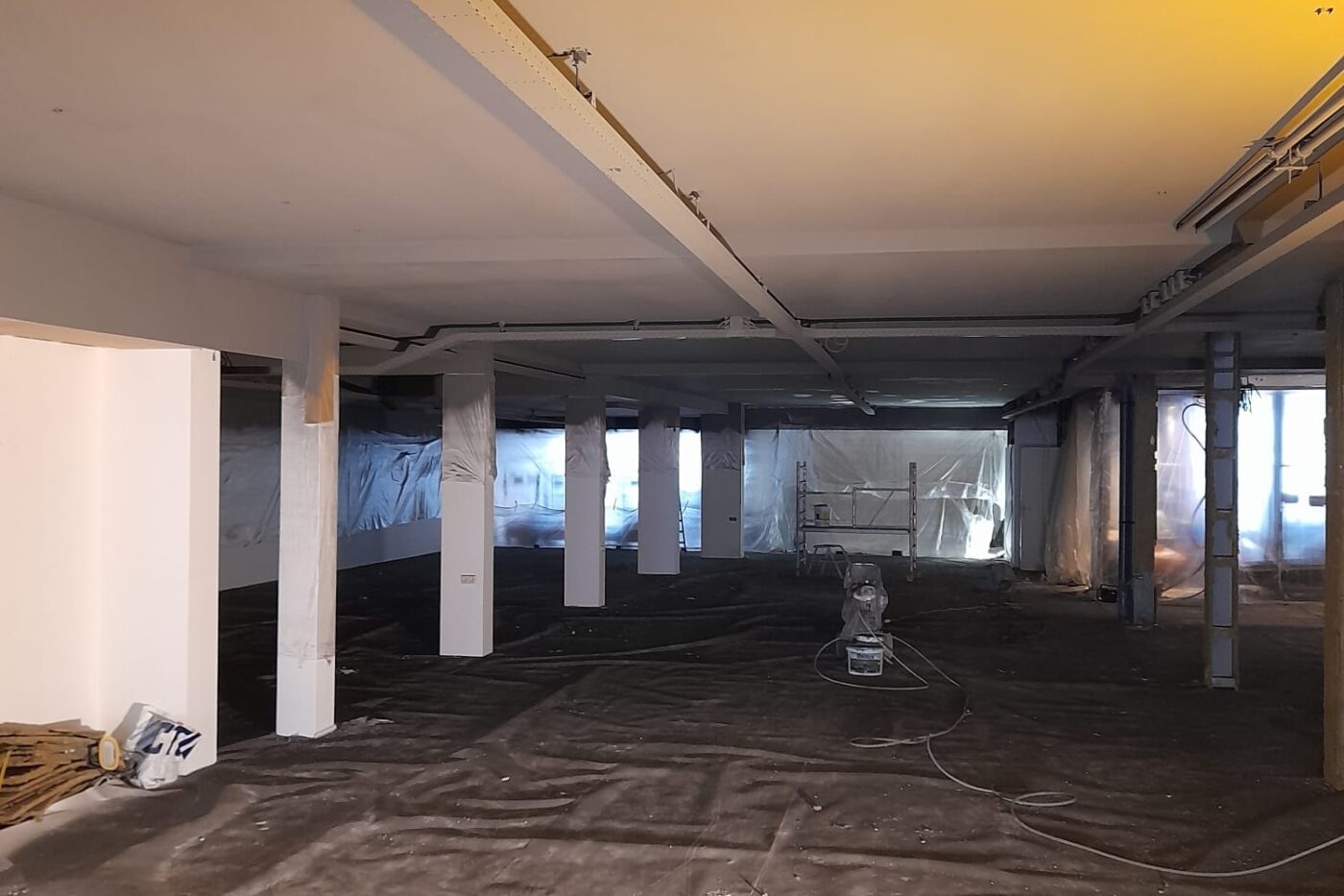 Industrieel plafond in een bedrijfsruimte tijdens voorbereiding en spuitwerk
