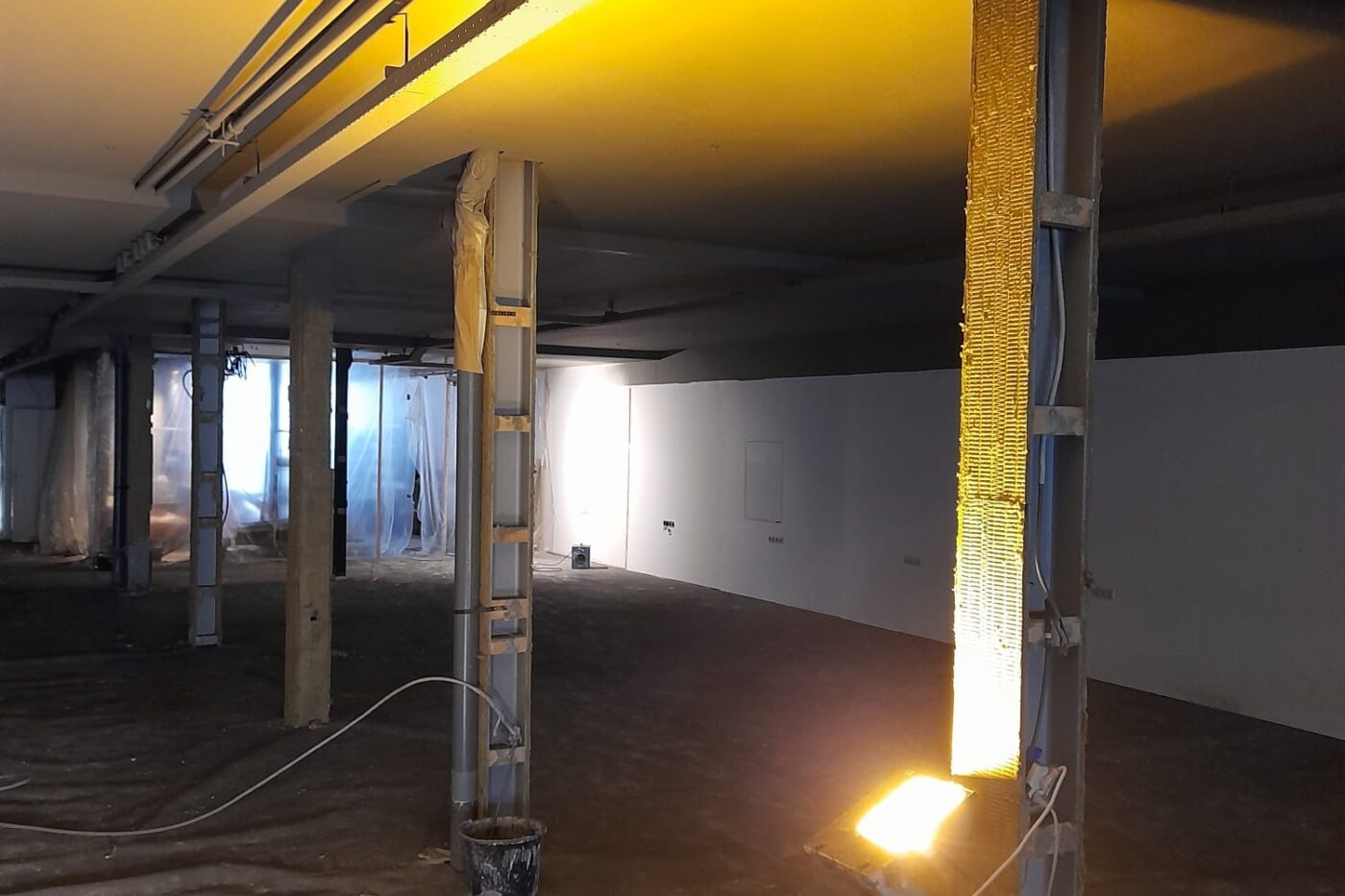Stukadoor Noordwijkerhout met persoonlijk contact 4 Industrieel plafond in een bedrijfspand tijdens de voorbereiding op professioneel spuitwerk