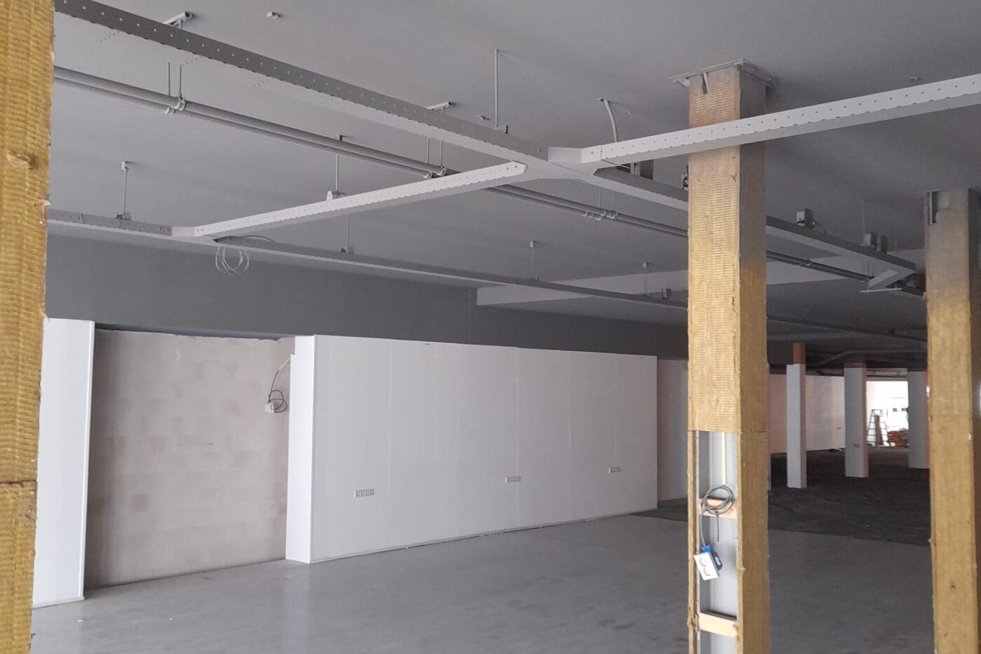 Stukadoor Haarlem voor woning, verbouwing en renovatie 4 Professioneel gespoten industrieel plafond in een bedrijfspand