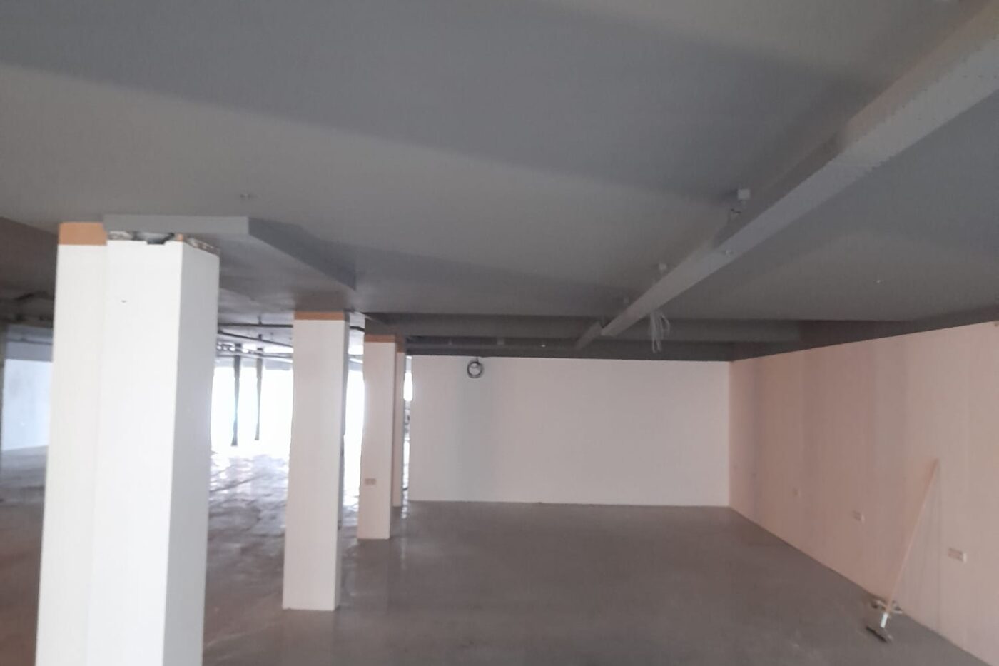 Industrieel plafond tijdens professioneel airless spuitwerk