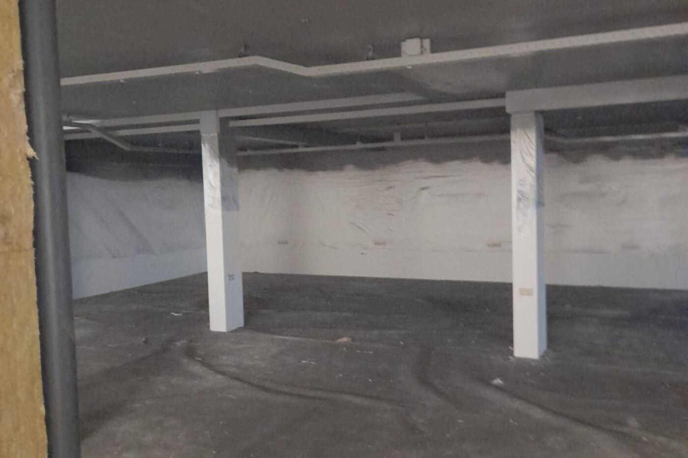 Stukadoor Nieuw-Vennep voor woning en bedrijfsruimte 3 Industrieel plafond tijdens reparatie en airless spuitwerk in een bedrijfspand
