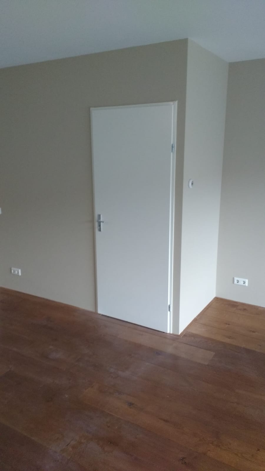 Plafond en wanden gestuct / Spuitwerk in kleur 1 Sauswerk muur