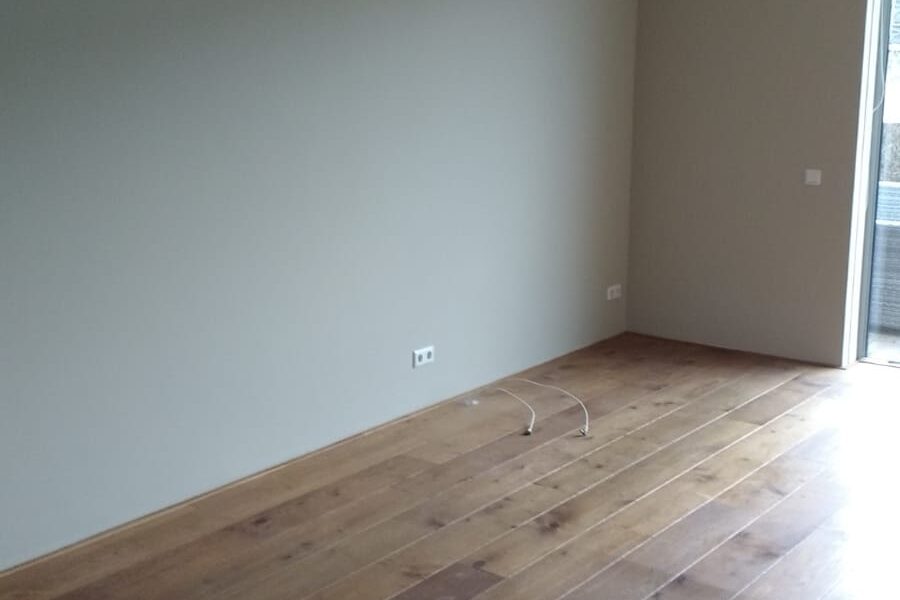 Gestucte en gesausde woningwand als voorbeeld van renovatie