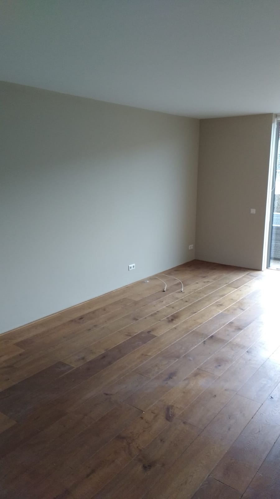 Plafond en wanden gestuct / Spuitwerk in kleur 2 sauswerk wand