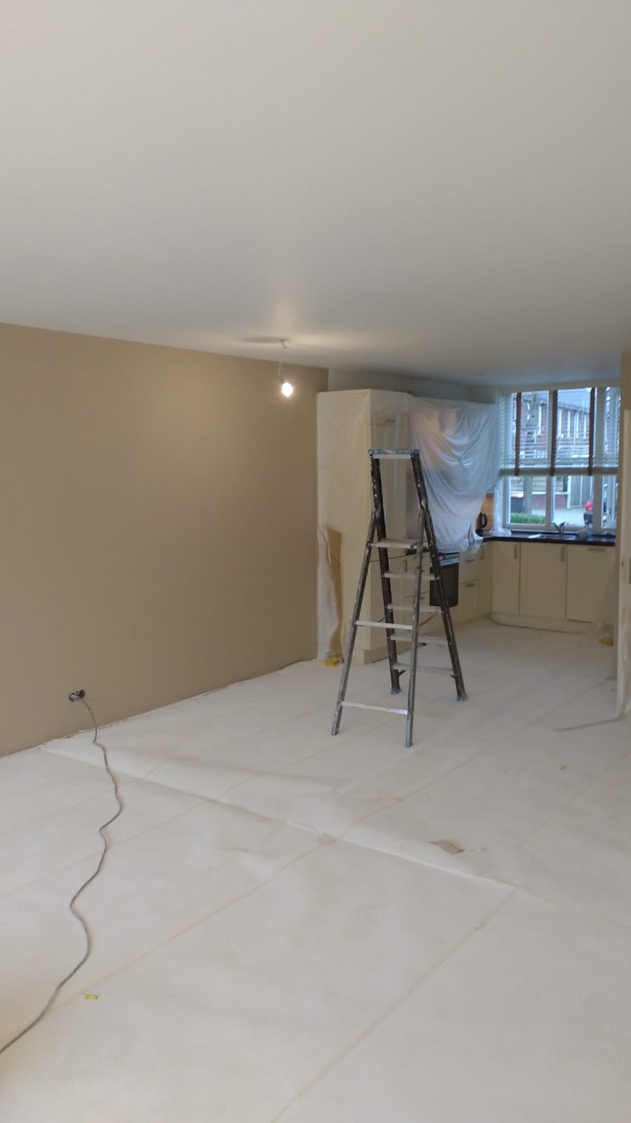 Plafond en wanden gestuct / Spuitwerk in kleur