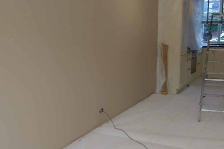 Stukadoor Hillegom uit de Bollenstreek 1 Woning met glad afgewerkte wanden en een verzorgd plafond