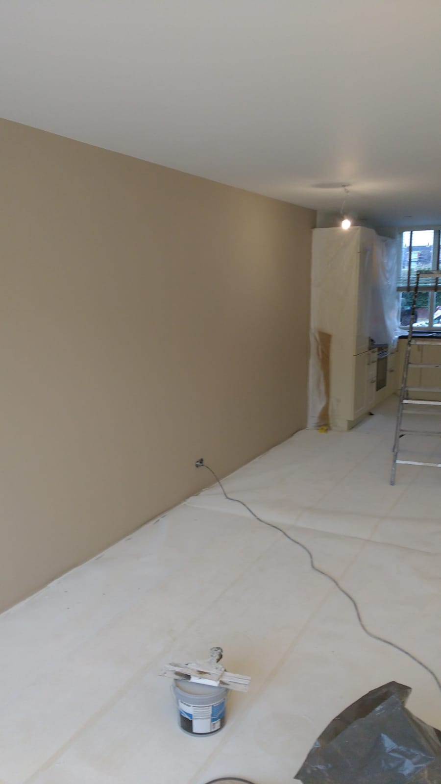 Plafond en wanden gestuct / Spuitwerk in kleur 6 wand sauswerk in kleur