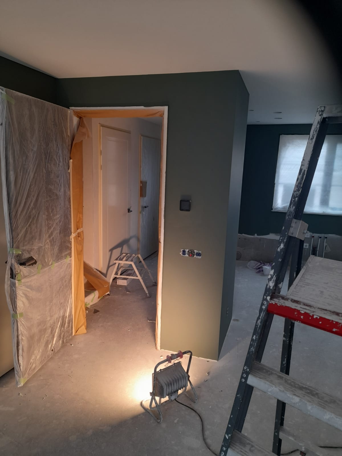 Woning sauzen Oegstgeest: Plafonds airless wit, wanden in kleur 1 Sauswerk in Oegstgeest: plafonds airless wit gespoten en wanden in meerdere kleuren strak afgewerkt door J & E van Bentem Stukadoors.