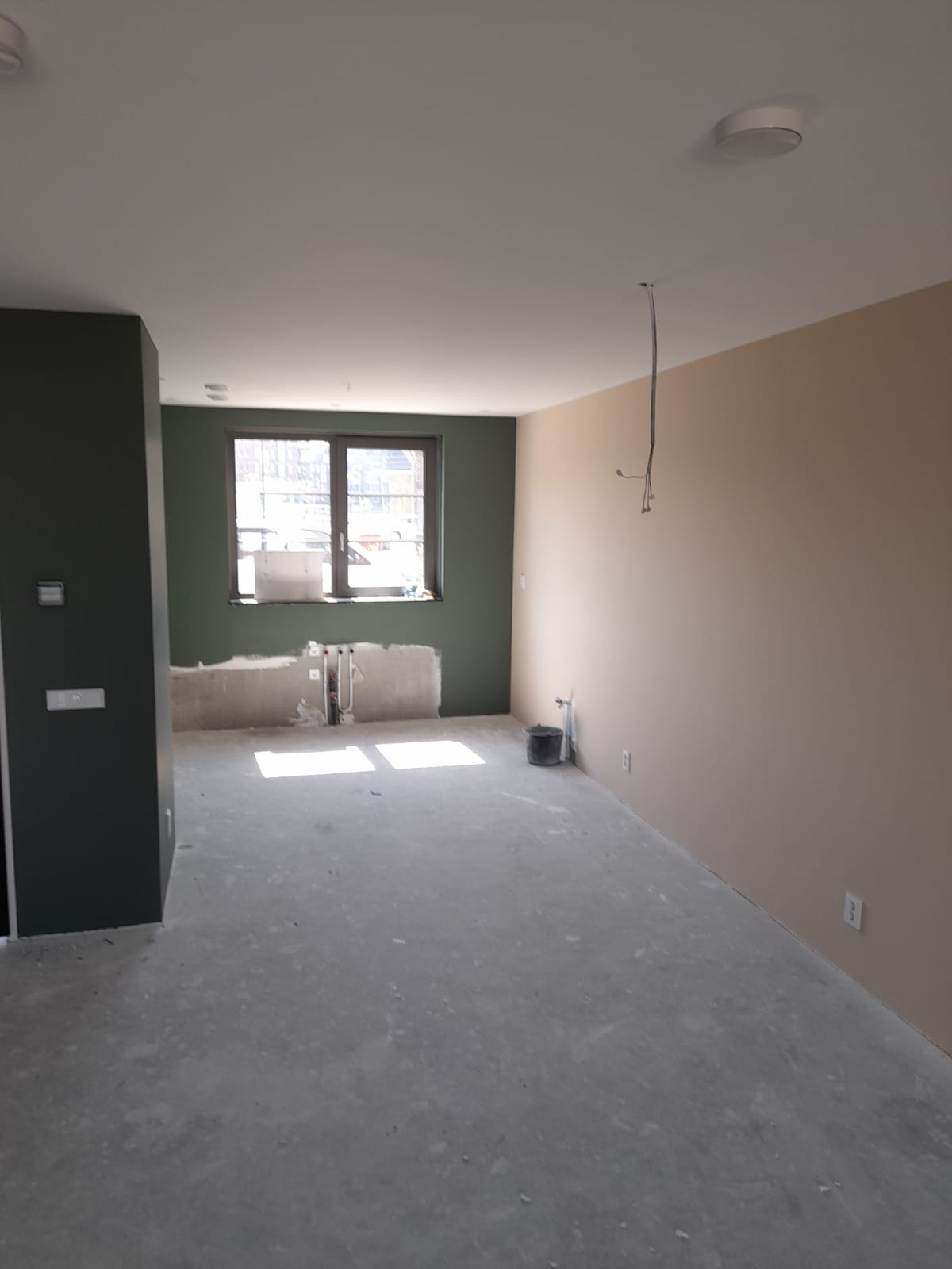 Woning sauzen Oegstgeest: Plafonds airless wit, wanden in kleur 6 Sauswerk in Oegstgeest: plafonds airless wit gespoten en wanden in meerdere kleuren strak afgewerkt door J & E van Bentem Stukadoors.