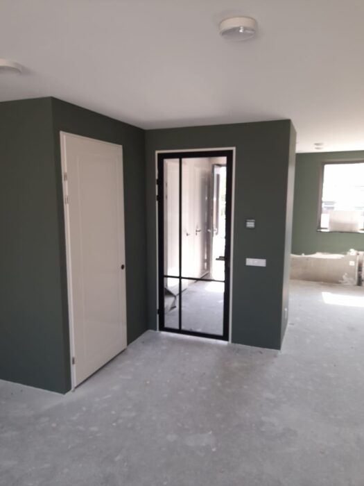 Woning sauzen Oegstgeest: Plafonds airless wit, wanden in kleur