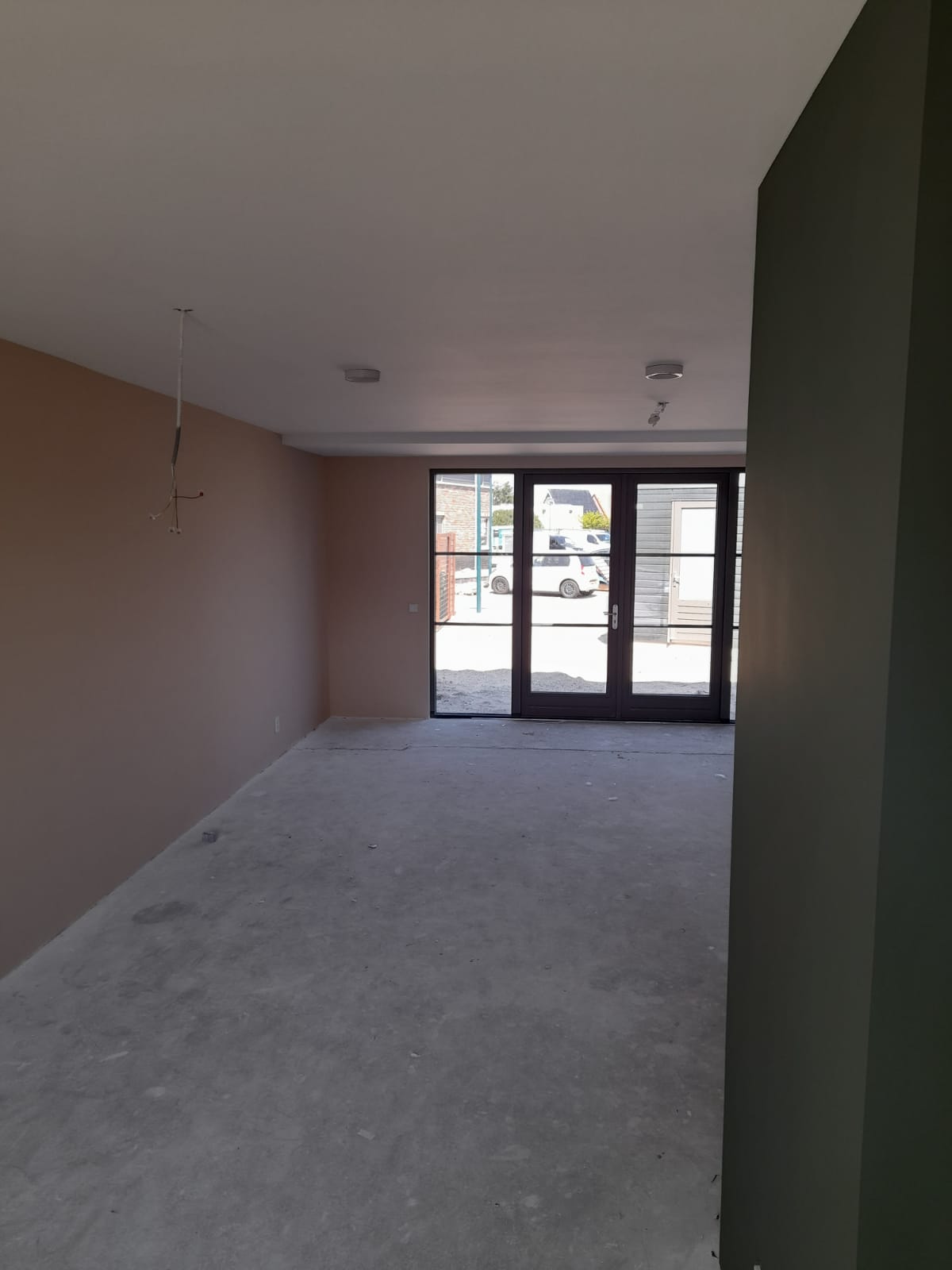 Woning sauzen Oegstgeest: Plafonds airless wit, wanden in kleur 5 Sauswerk in Oegstgeest: plafonds airless wit gespoten en wanden in meerdere kleuren strak afgewerkt door J & E van Bentem Stukadoors.