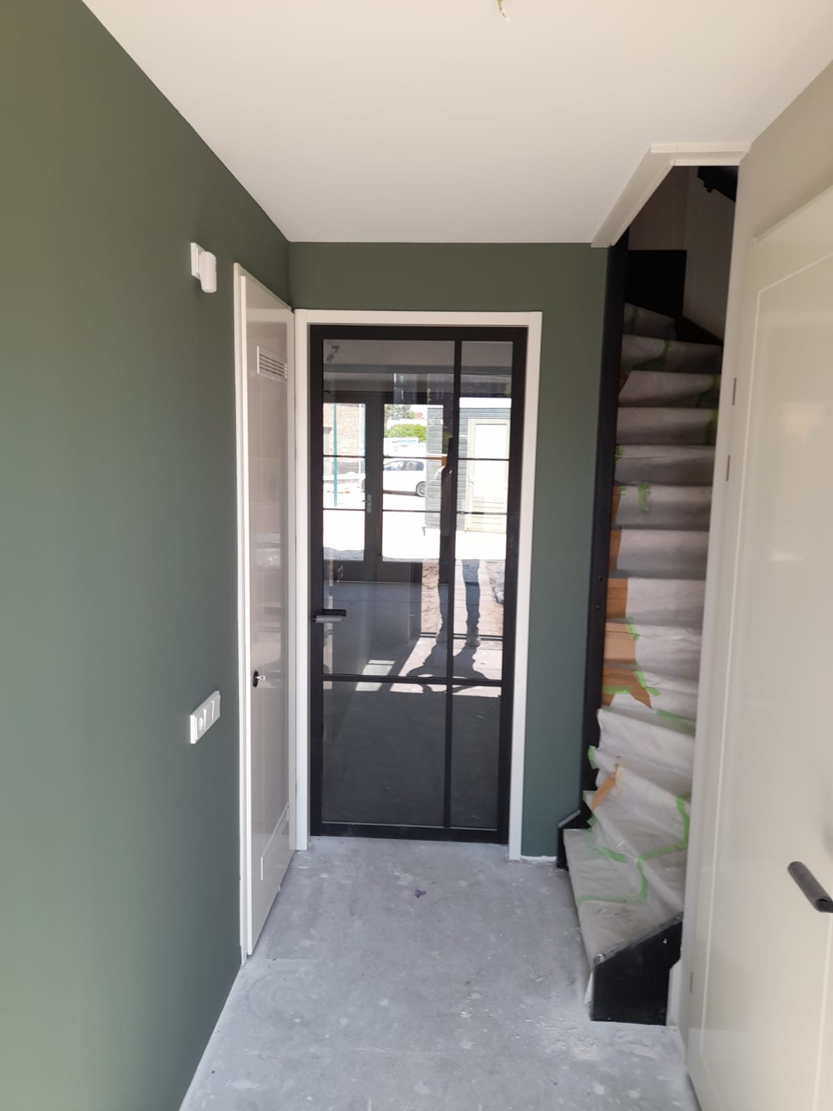 Woning sauzen Oegstgeest: Plafonds airless wit, wanden in kleur 4 Sauswerk in Oegstgeest: plafonds airless wit gespoten en wanden in meerdere kleuren strak afgewerkt door J & E van Bentem Stukadoors.