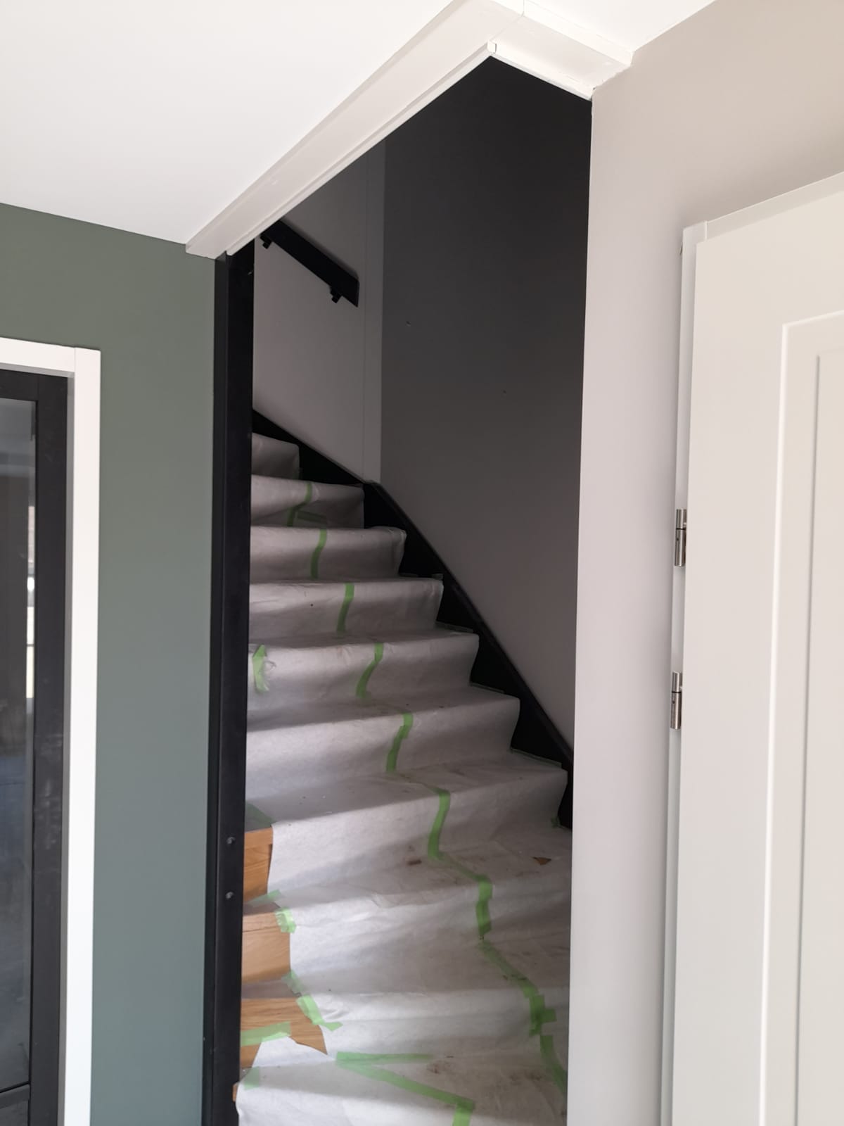 Woning sauzen Oegstgeest: Plafonds airless wit, wanden in kleur 7 Trap naar boven afgeplakt. Sauswerk in Oegstgeest: plafonds airless wit gespoten en wanden in meerdere kleuren strak afgewerkt door J & E van Bentem Stukadoors.