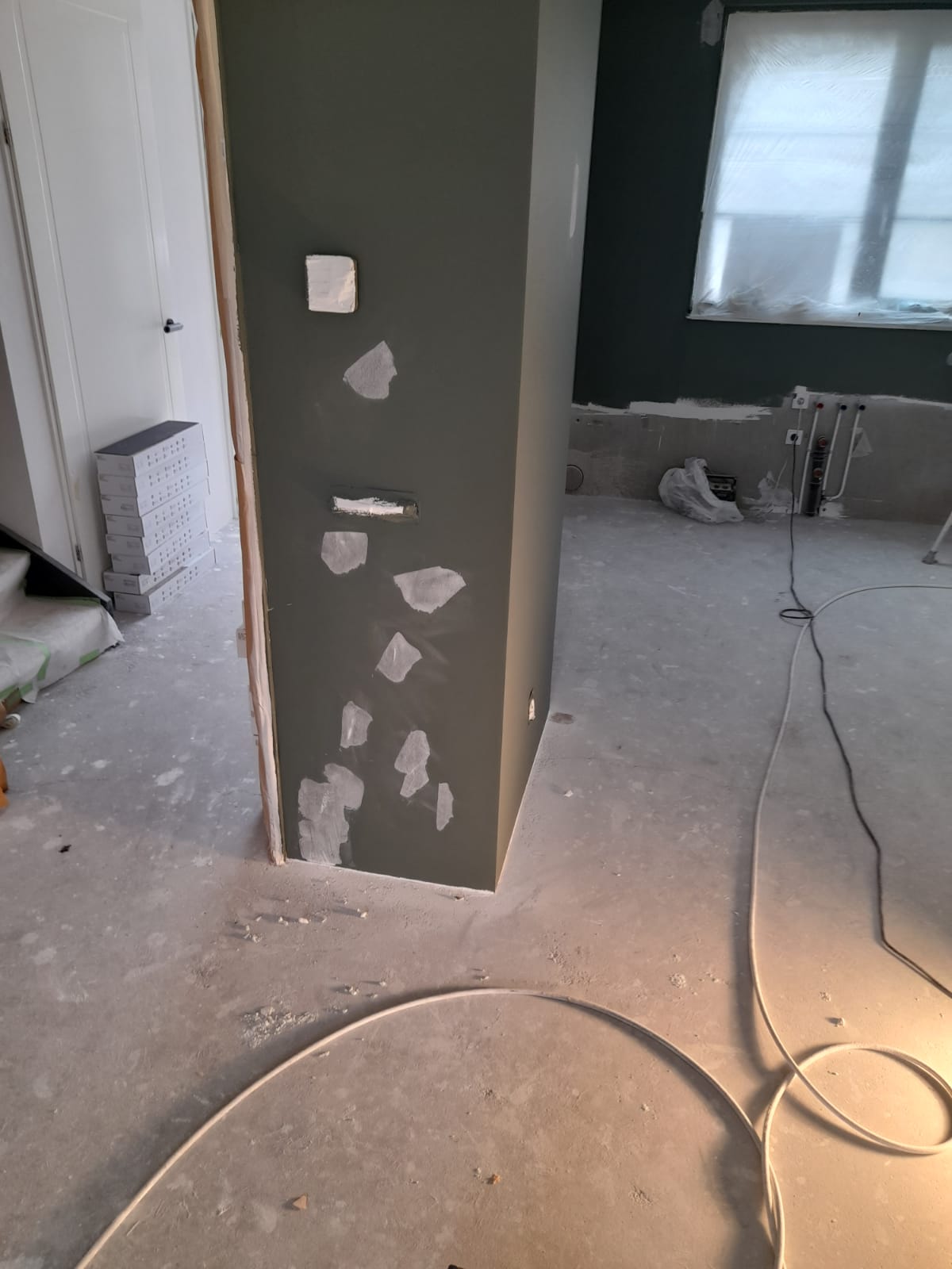 Woning sauzen Oegstgeest: Plafonds airless wit, wanden in kleur 2 Sauswerk in Oegstgeest: plafonds airless wit gespoten en wanden in meerdere kleuren strak afgewerkt door J & E van Bentem Stukadoors.