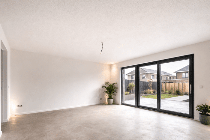 Spack plafond in Leiden: woonkamer en hal professioneel afgewerkt