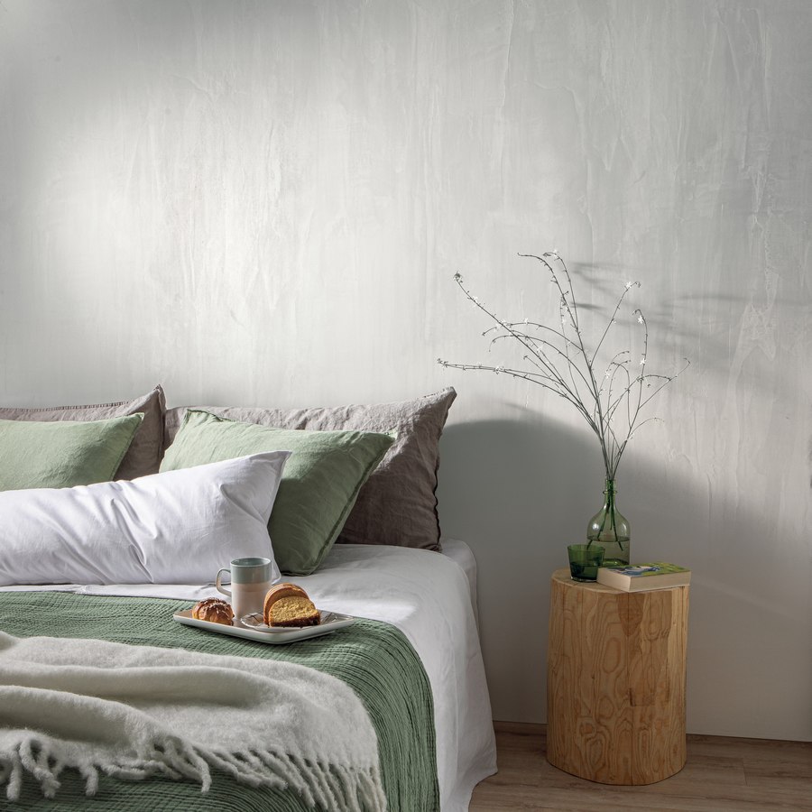 Decoratief venetiaans stucwerk Spatula Stuhhi op een muur in de slaapkamer.