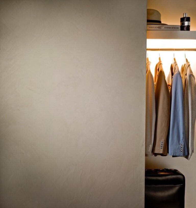 Decoratief venetiaans stucwerk Spatula Stuhhi op een muur.