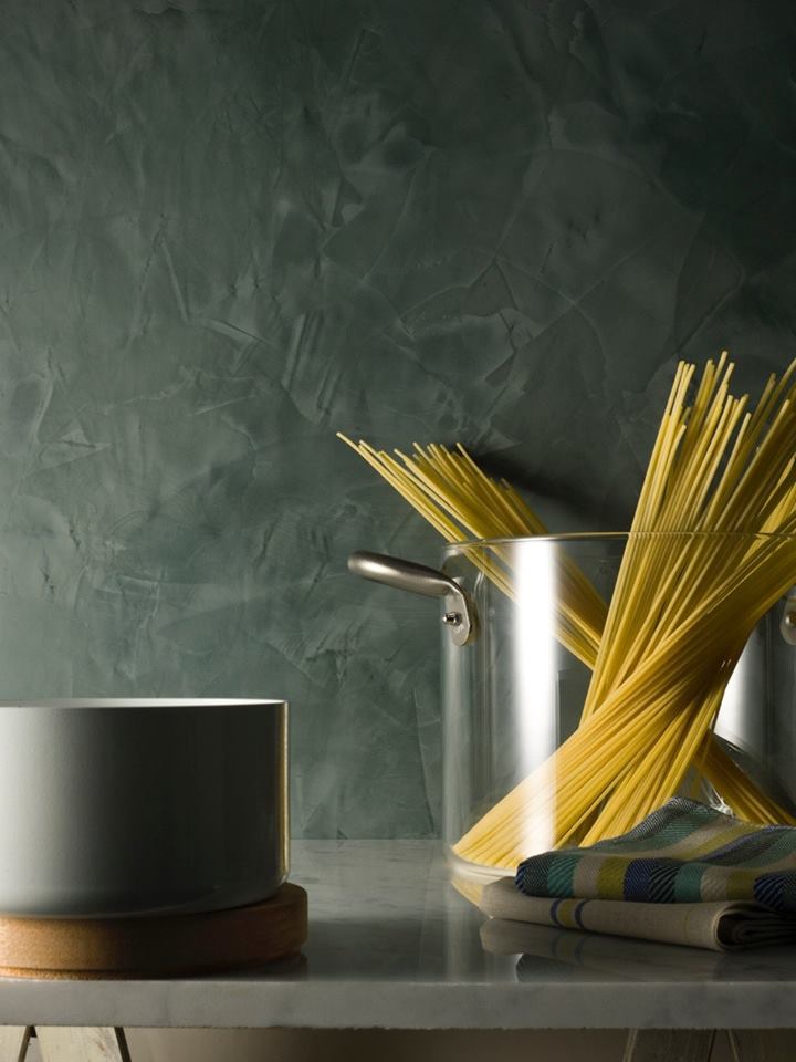 Decoratieve Italiaanse wandafwerking Spatula-Stuhhi in de keuken.