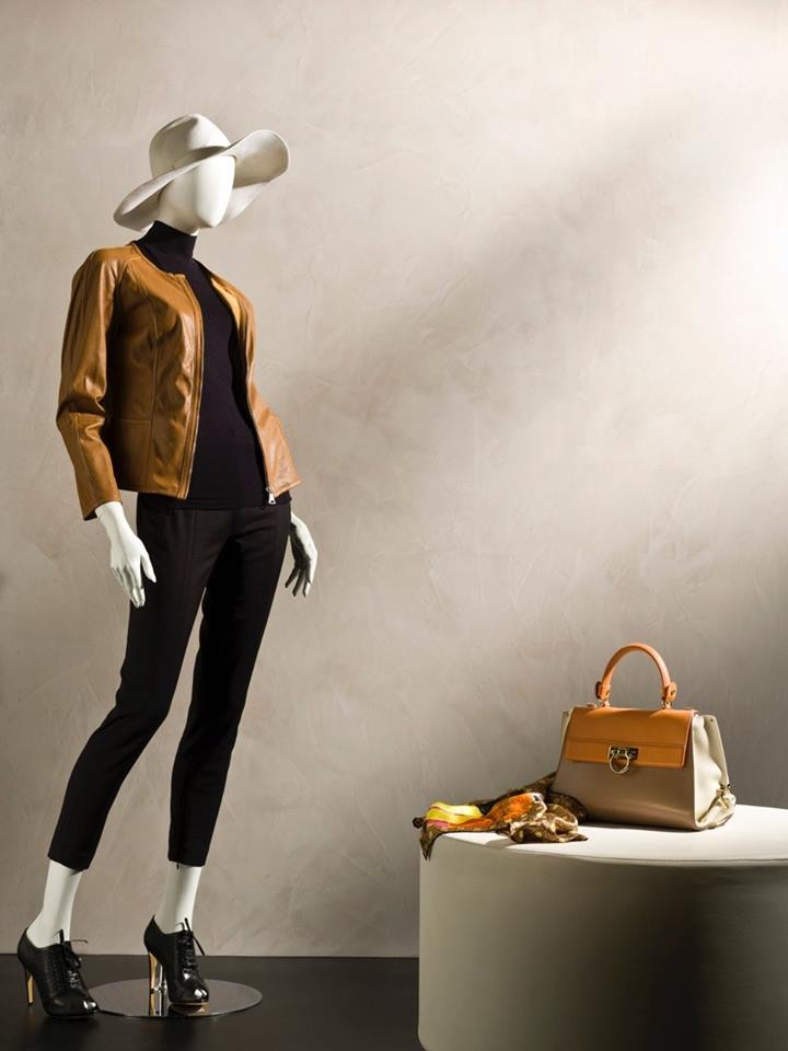 Decoratief venetiaans stucwerk op de wand.