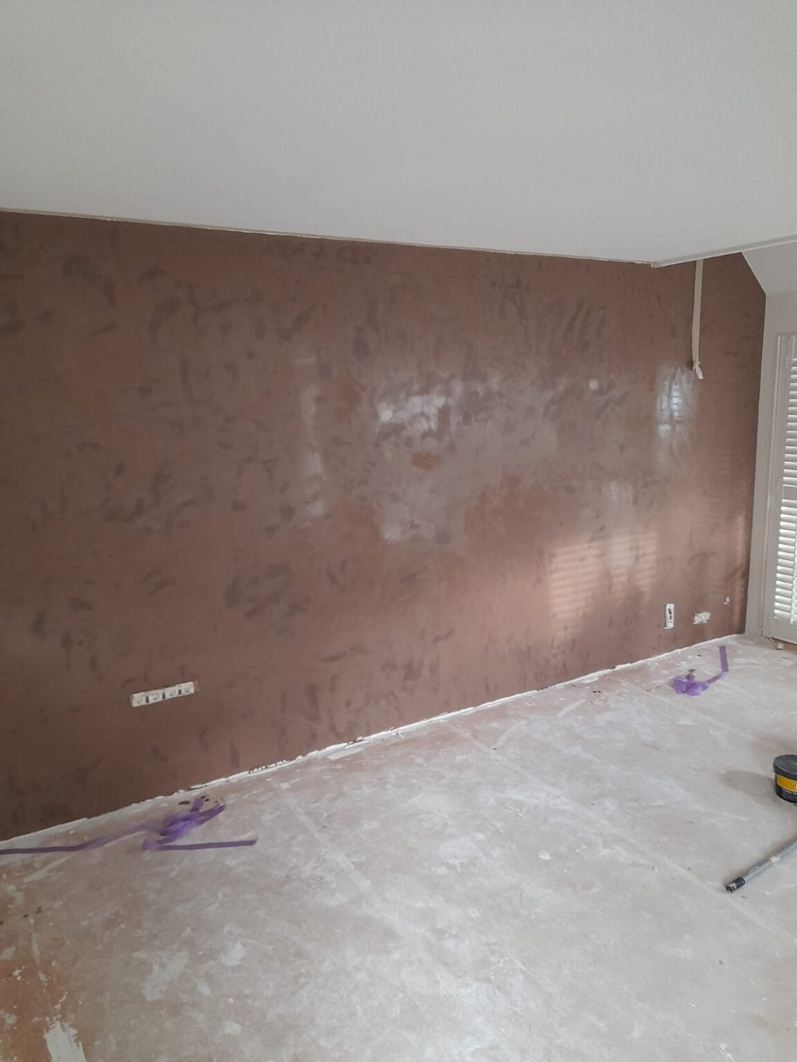 Stucco Matt, gesaust en gespoten 4 Stucen-sauswerk-spuitwerk-huiskamer-1 - j & e stukadoors noordwijkerhout