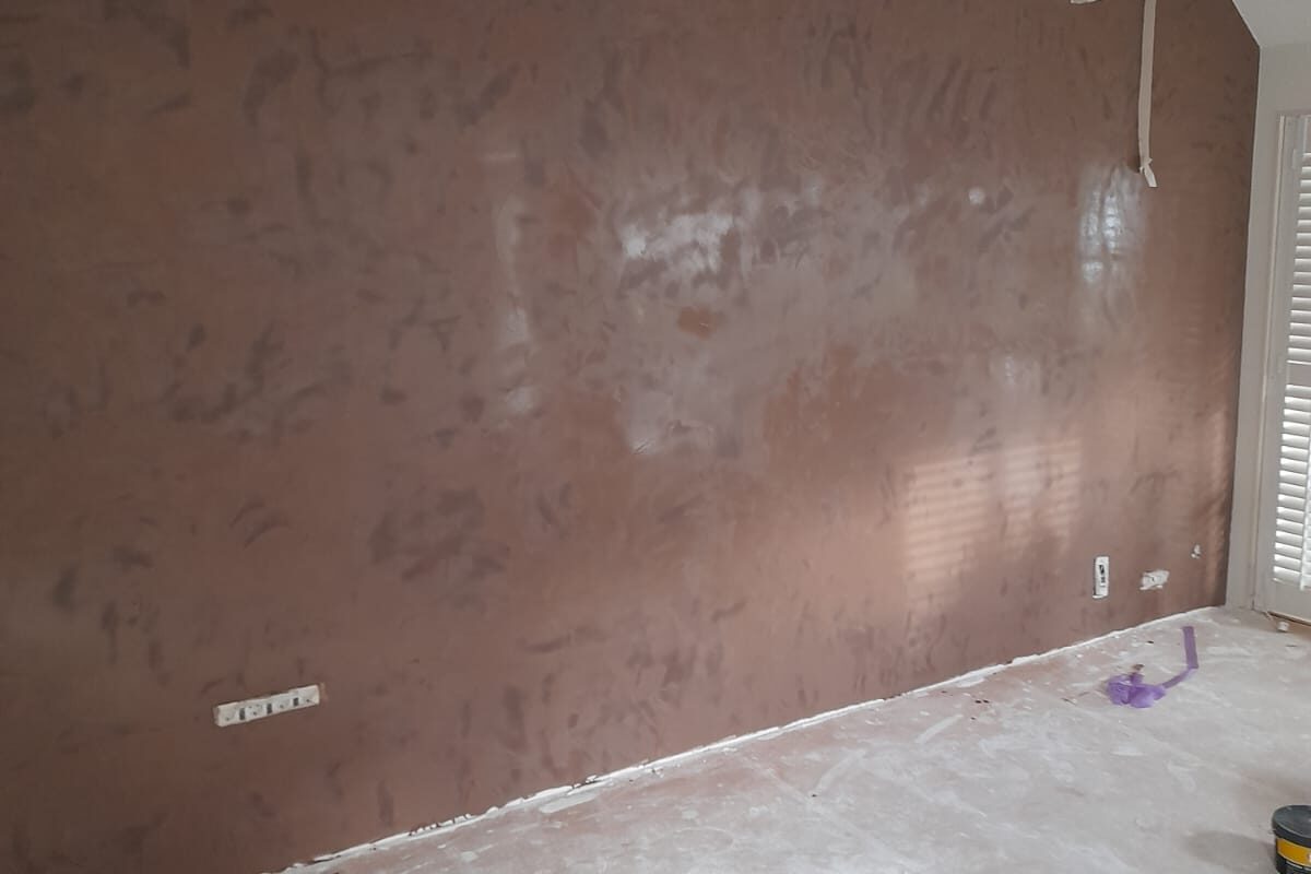 Wanden en plafond in een woonkamer tijdens professioneel stuc- en sauswerk