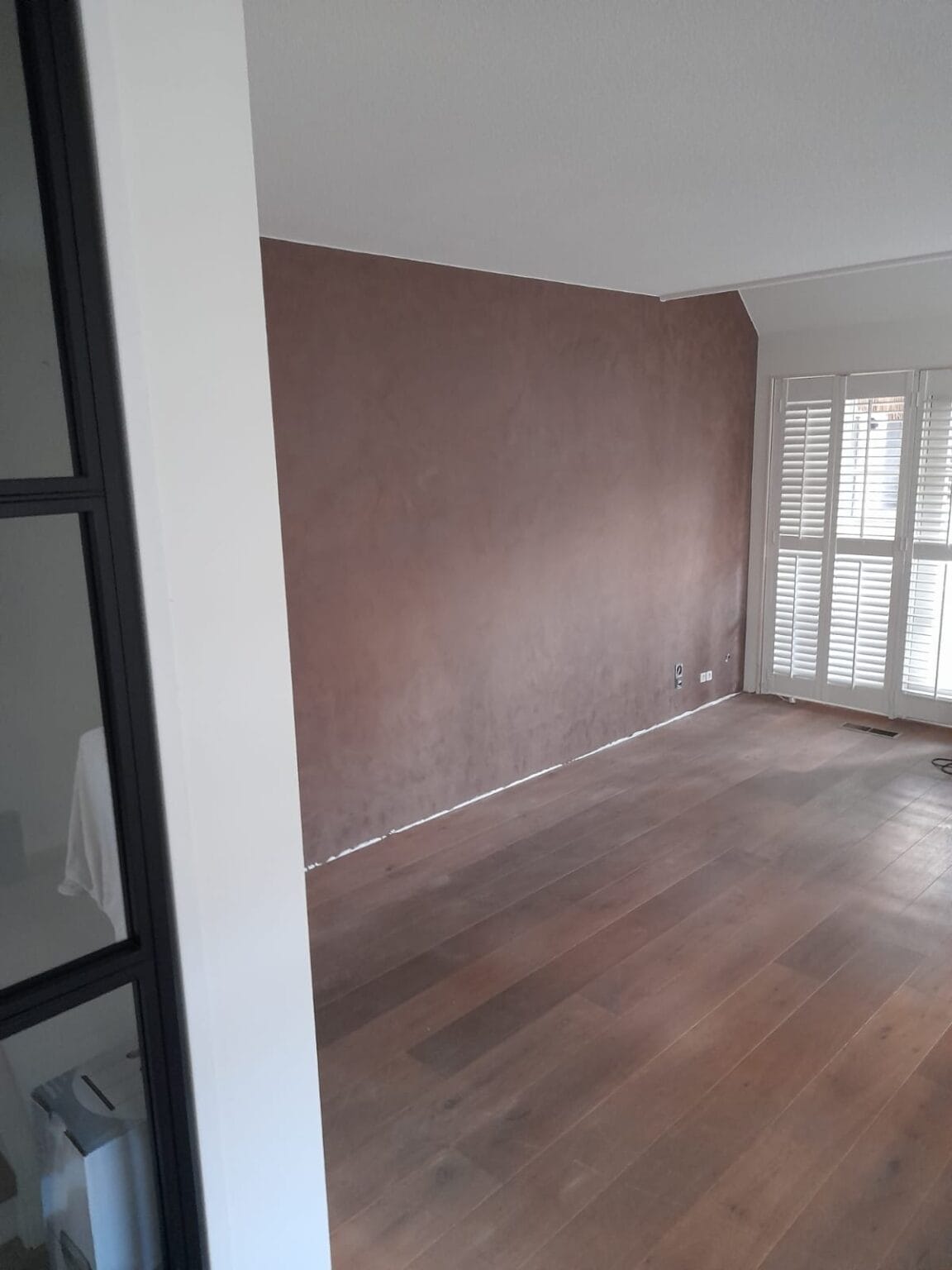 Stucco Matt, gesaust en gespoten 3 Stucen-sauswerk-spuitwerk-huiskamer-3 - j & e stukadoors noordwijkerhout