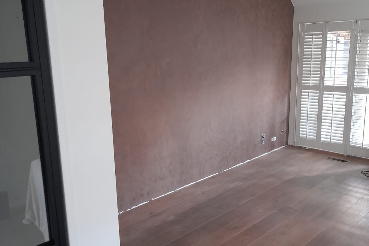 Strak afgewerkte woonkamer met gestucte en gesausde wanden