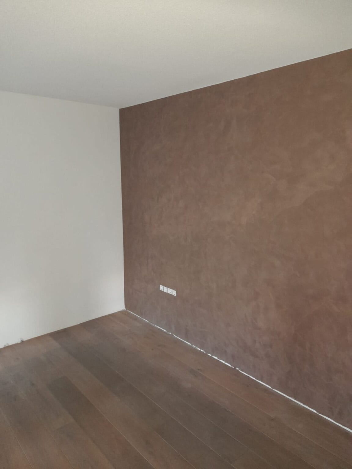 Stucco Matt, gesaust en gespoten 5 Stucen-sauswerk-spuitwerk-huiskamer-4 - j & e stukadoors noordwijkerhout