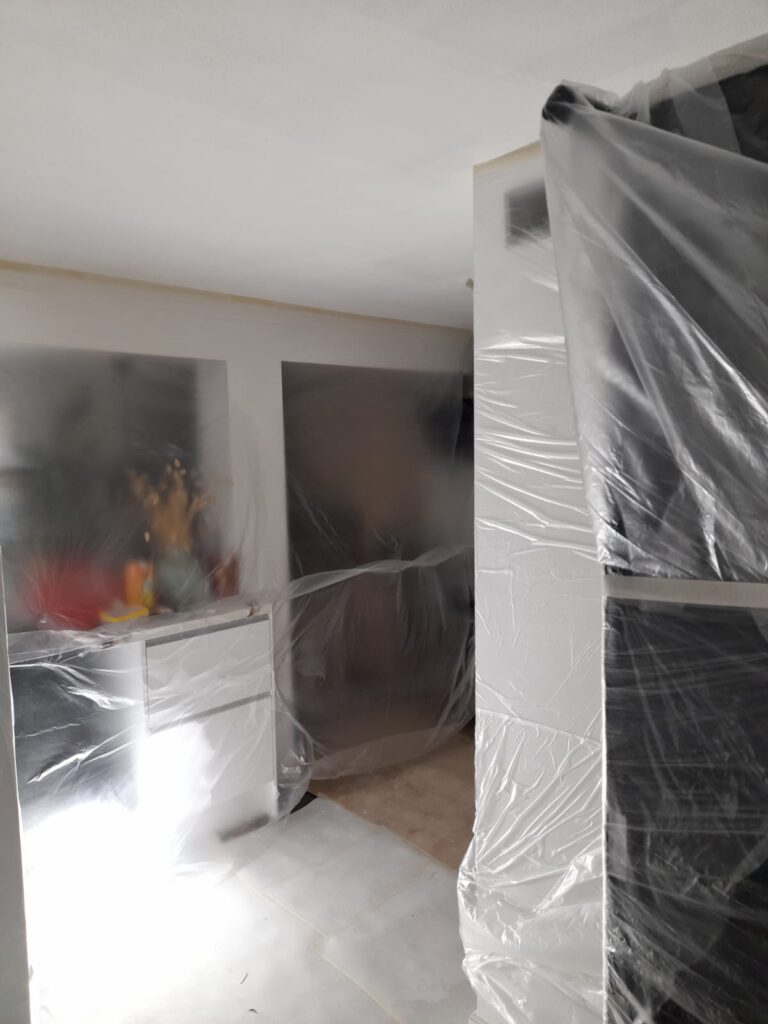 Stucco Matt, gesaust en gespoten 1 afplakte woonkamer met plastic folie voor het spuitwerk