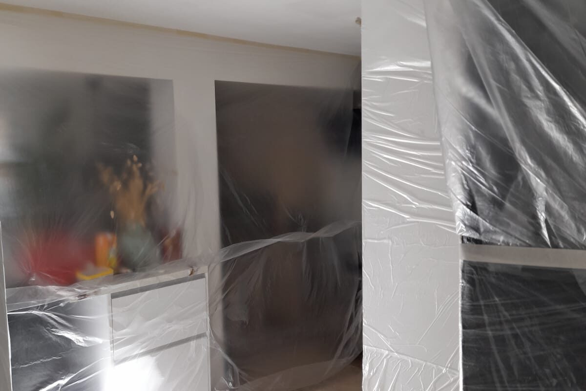 Stukadoor Alphen aan den Rijn voor woning en renovatie 2 Woonkamer met strak afgewerkte wanden en een professioneel gespoten plafond als voorbeeld van uitgevoerd werk