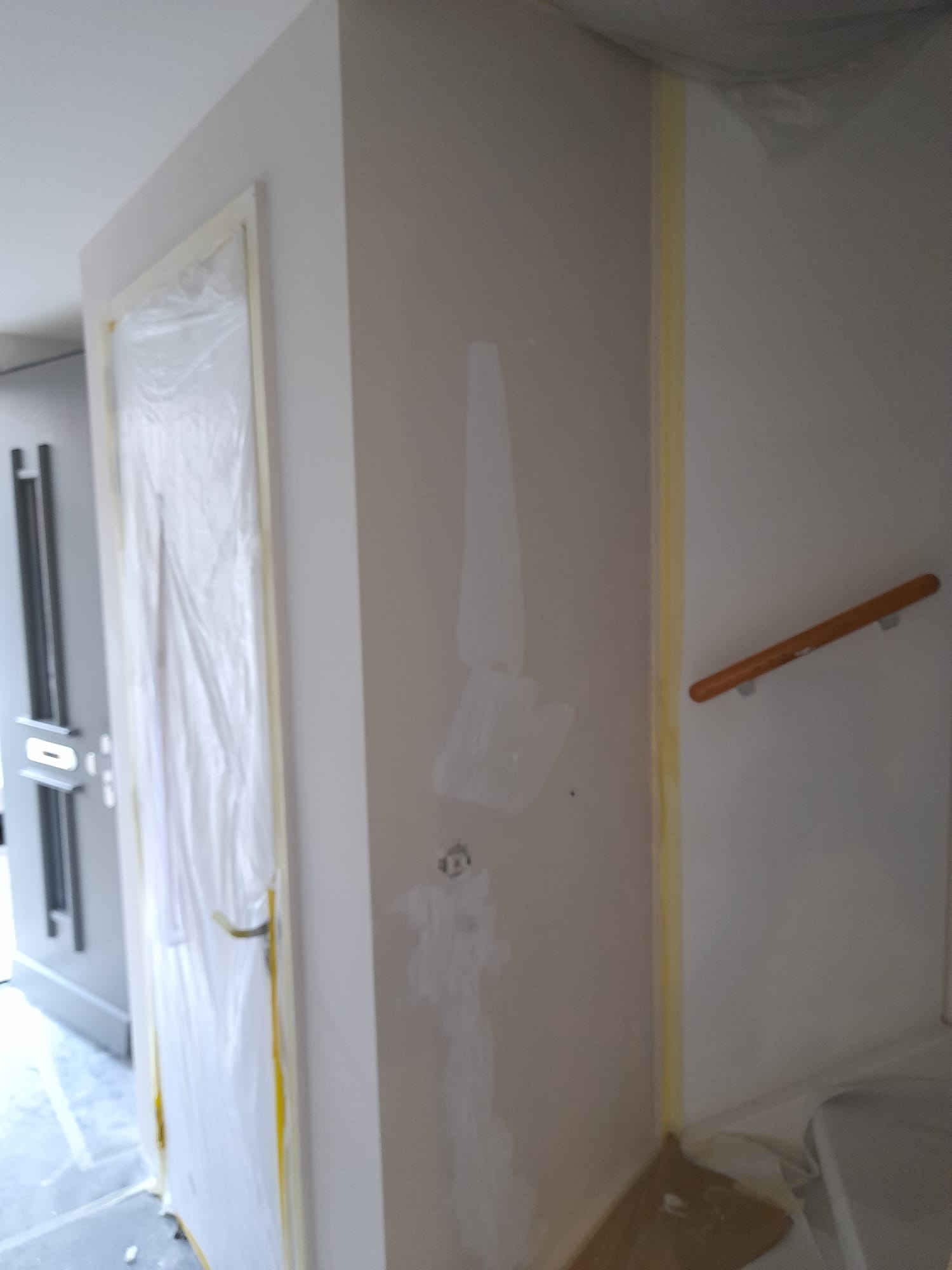 Sauswerk en spuitwerk woning in Lisse 6 Woning in Lisse met sauswerk en spuitwerk, deur beschermd met plastic, trap in aanbouw.