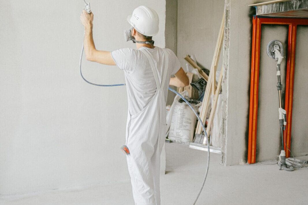 Stukadoor Amsterdam voor woning en appartement 2 Stukadoor brengt met een verfspuit een egale afwerking aan op een wand