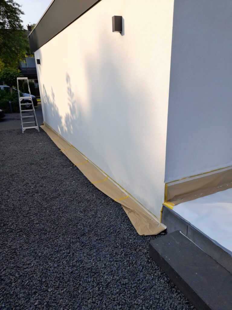 Buitengevel herstellen 5 Gevel-schoonspuiten-repareren-2x-sausen-buitenlatex-2 - j & e stukadoors noordwijkerhout