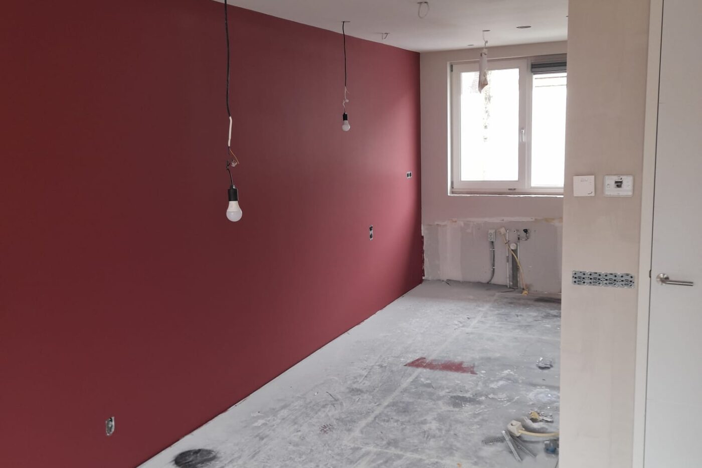 Stukadoor Lisse voor woning en renovatie 3 Woning in Lisse met een rode accentwand en strak afgewerkte lichte wanden