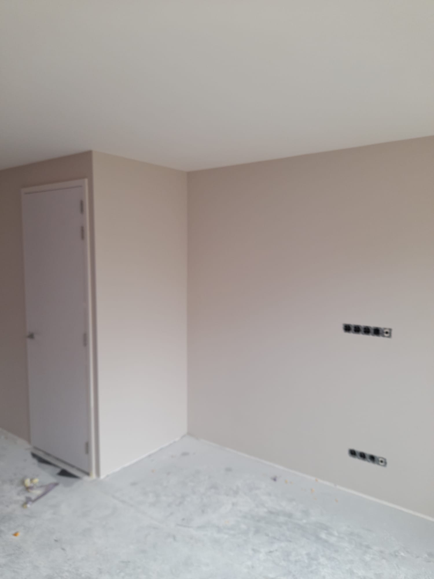 Sauswerk en spuitwerk woning in Lisse 2 Witte deur en taupe muren met stopcontacten, sauswerk en spuitwerk afwerking