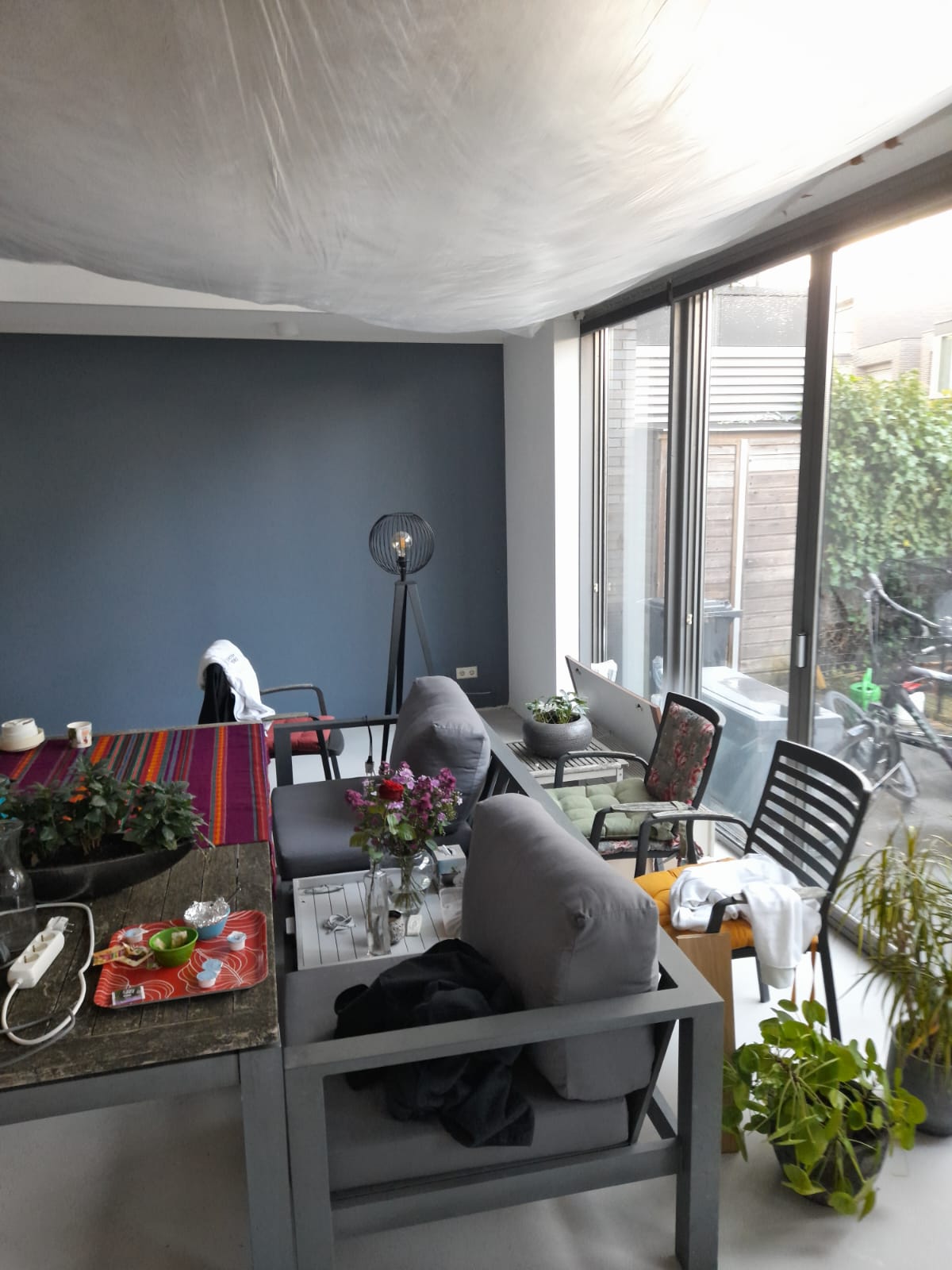 Sauswerk woning Zoetermeer 5 Woonkamer met een wand die blauw is gesaust.