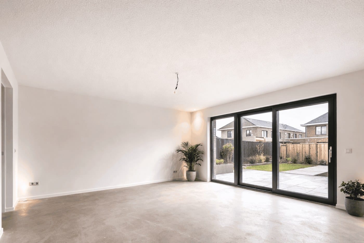 Gelijkmatig afgewerkt spackplafond in een woning in Leiden