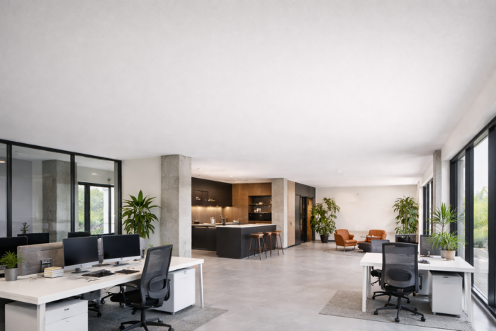 plafond laten spuiten van bedrijfspand.