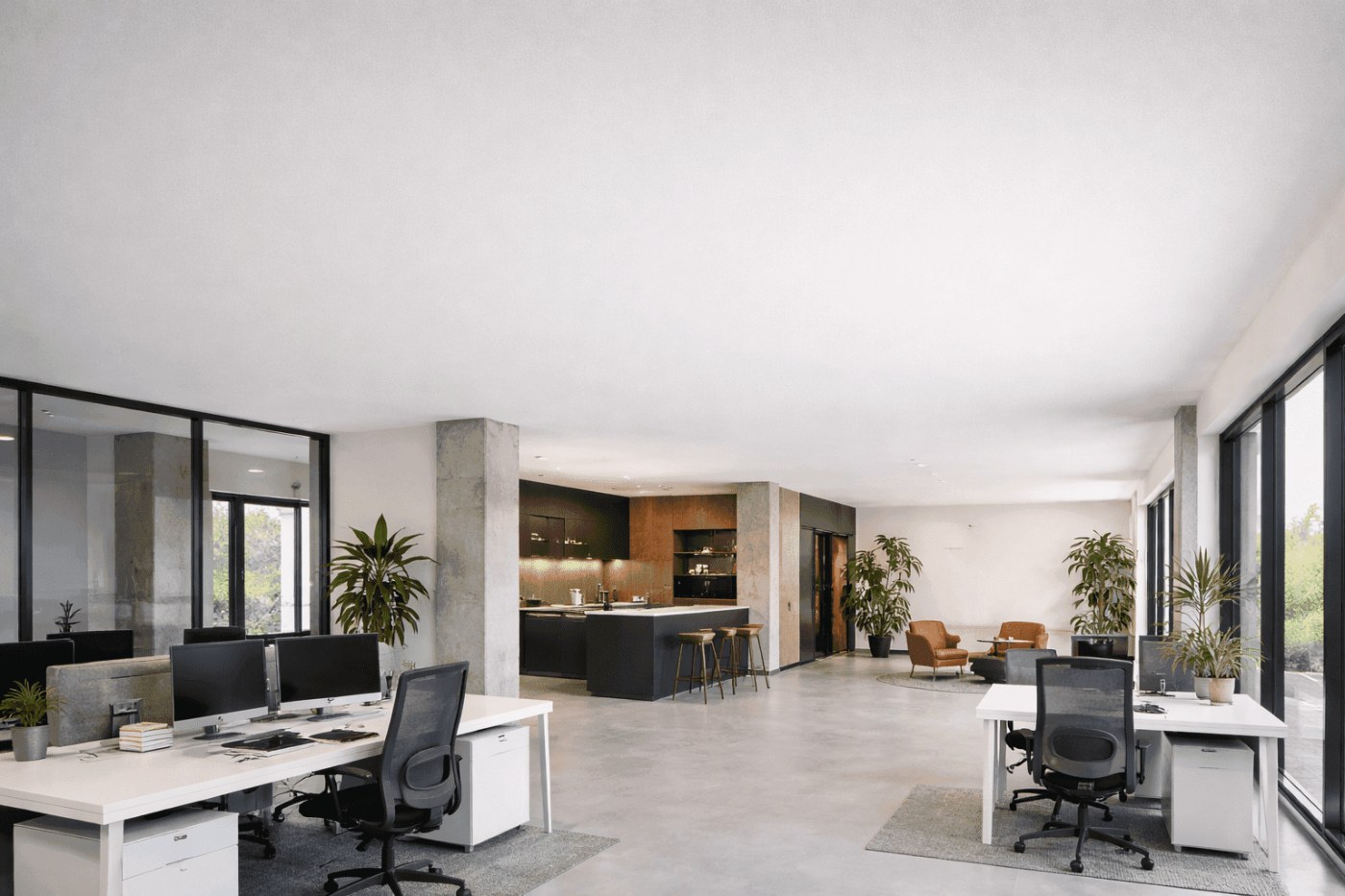 Industrieel plafond in een bedrijfspand na professioneel spuitwerk