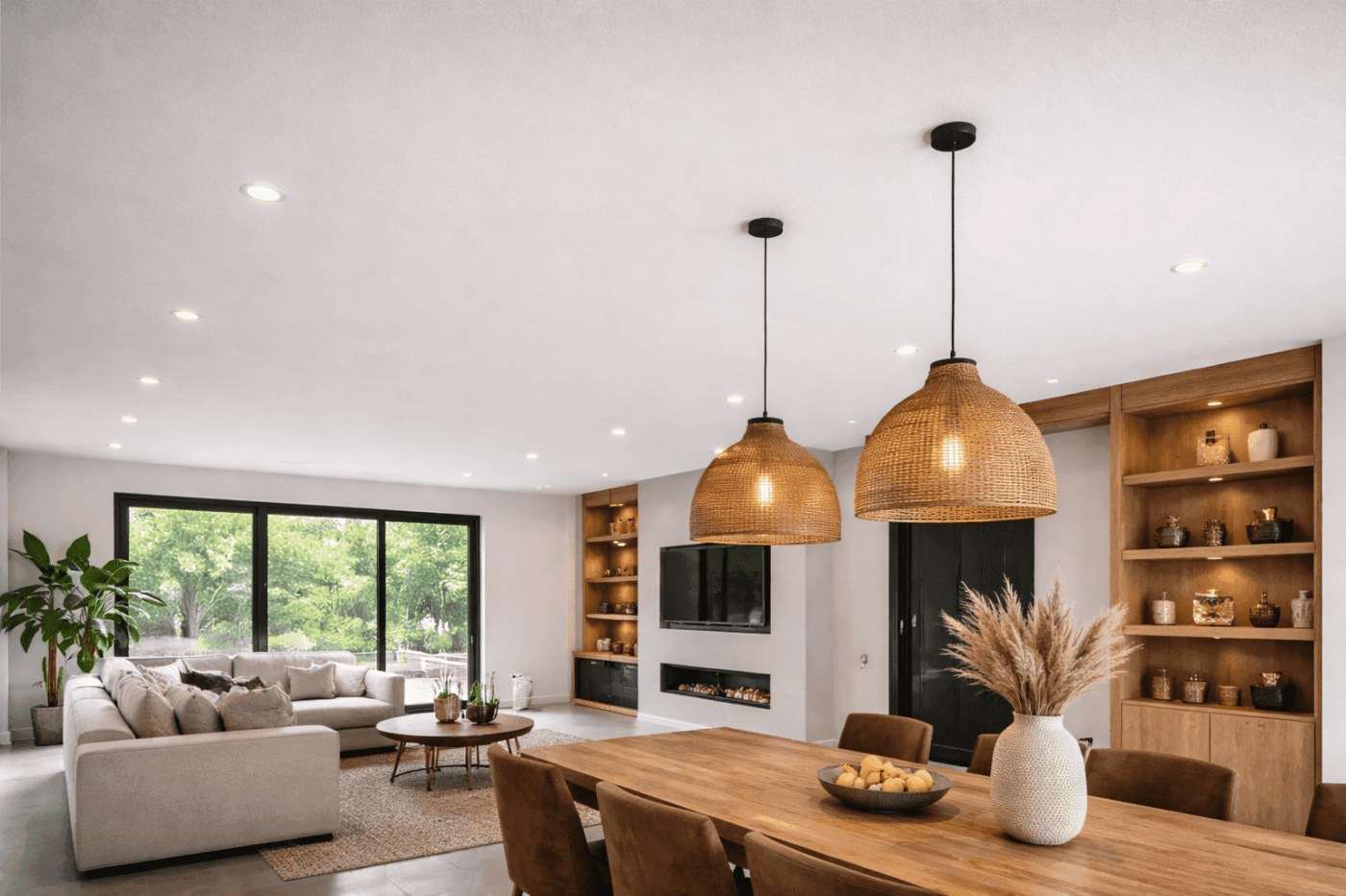 Stukadoor Haarlem voor woning, verbouwing en renovatie 3 Streeploos afgewerkt plafond in een woonkamer als voorbeeld van professioneel spuitwerk